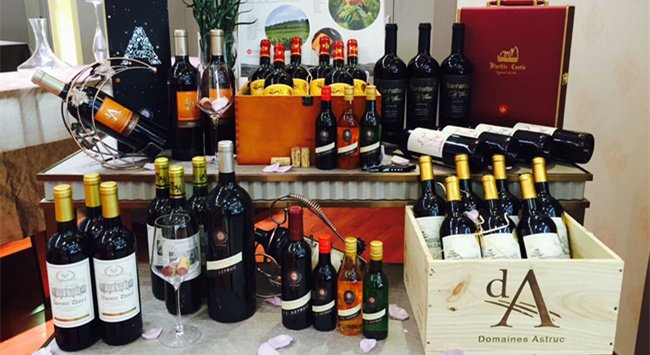 隨著我國經(jīng)濟的發(fā)展變化，如今在飛速發(fā)展的同時，有不少人都想要選擇自主創(chuàng)業(yè)來實現(xiàn)自己的事業(yè)和理想。近些年來在酒水行業(yè)之中，紅酒比較受關(guān)注，良好的發(fā)展也吸引了不少人投資，那么現(xiàn)在做紅酒生意賣紅酒賺錢嗎?